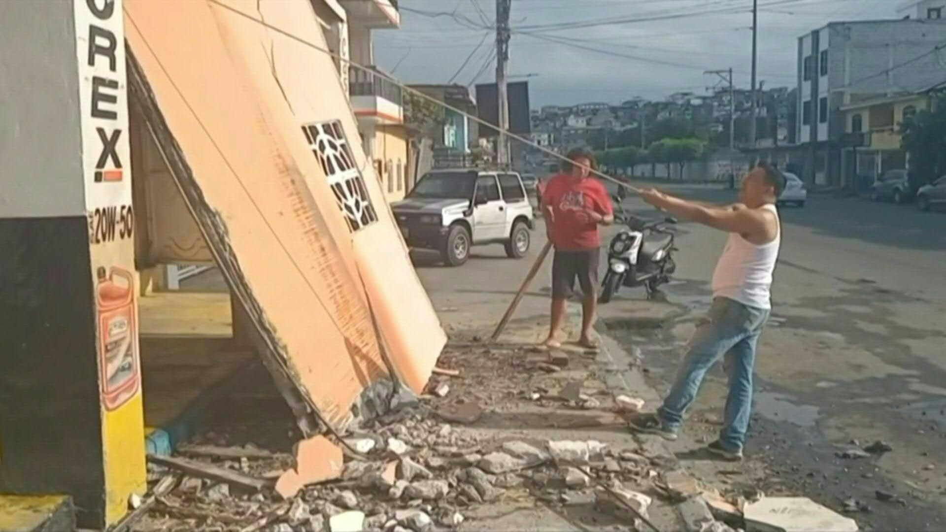 Un herido y edificios destruidos por sismo en Ecuador