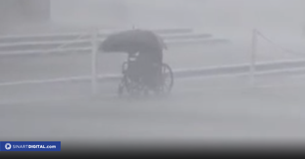 Hombre en silla de ruedas soporta intensos vientos en Cartago