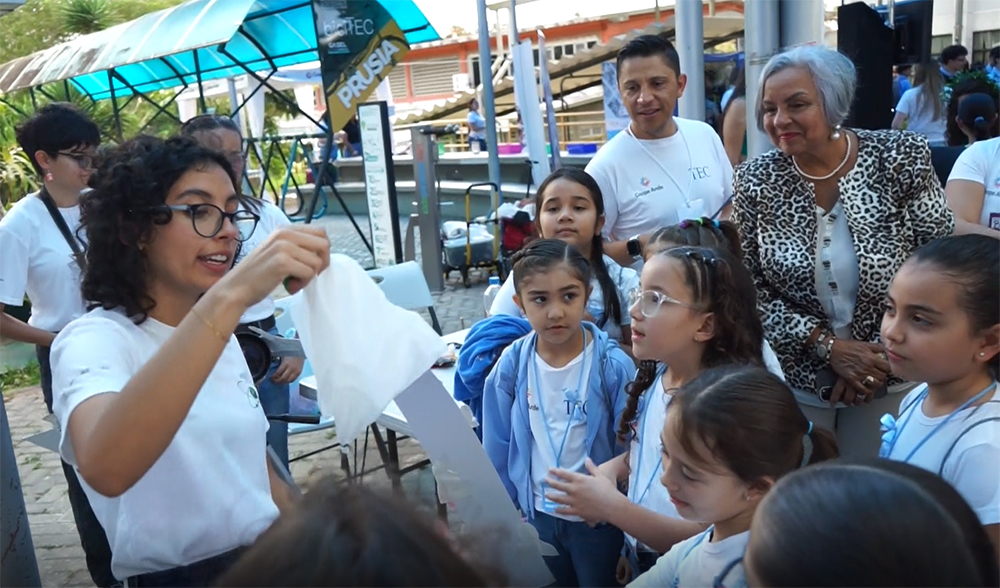 120 niñas de diferentes zonas del país aprendieron sobre STEAM 