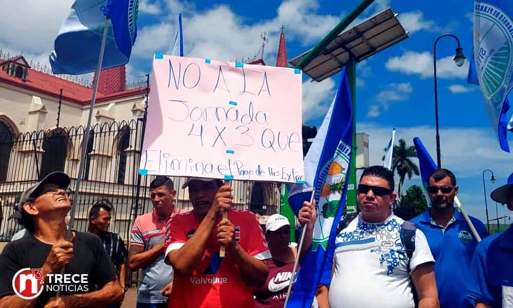 Cientos de trabajadores marchan este lunes contra jornadas 4x3