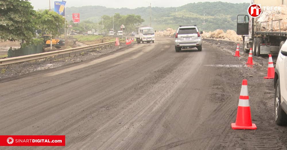 Tránsito pide precaución a conductores que viajan por Caldera debido a arena en la calle 
