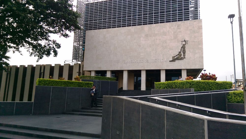 Hombre consigue baja condena al admitir que asesinó a hijastro