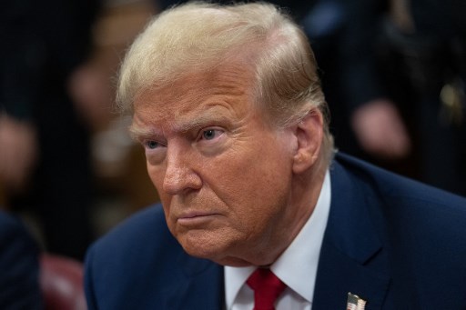 Trump escucha en la corte artimañas de la prensa sensacionalista para apoyarle