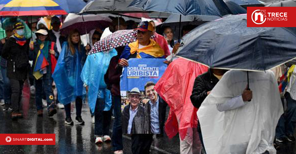 Miles marchan en Colombia en apoyo al expresidente Uribe tras condena