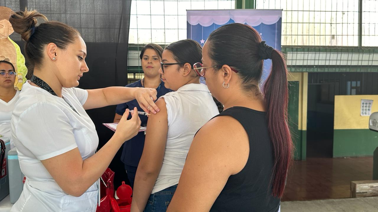 CCSS celebra semana de vacunación y confirma avance de mas de 50% en vacunación de sarampión, rubiola y paperas  