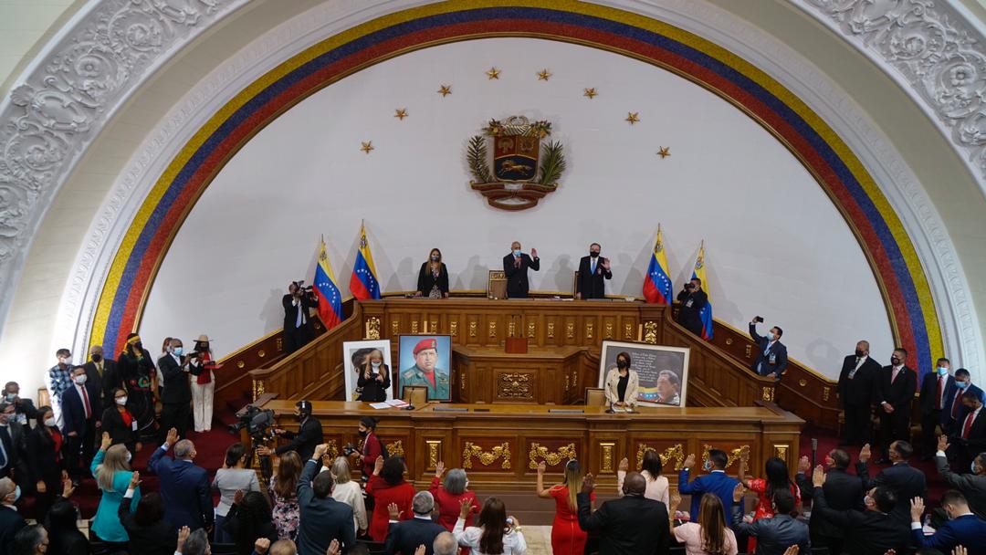 Parlamento de Venezuela ratifica a poderoso dirigente chavista como presidente