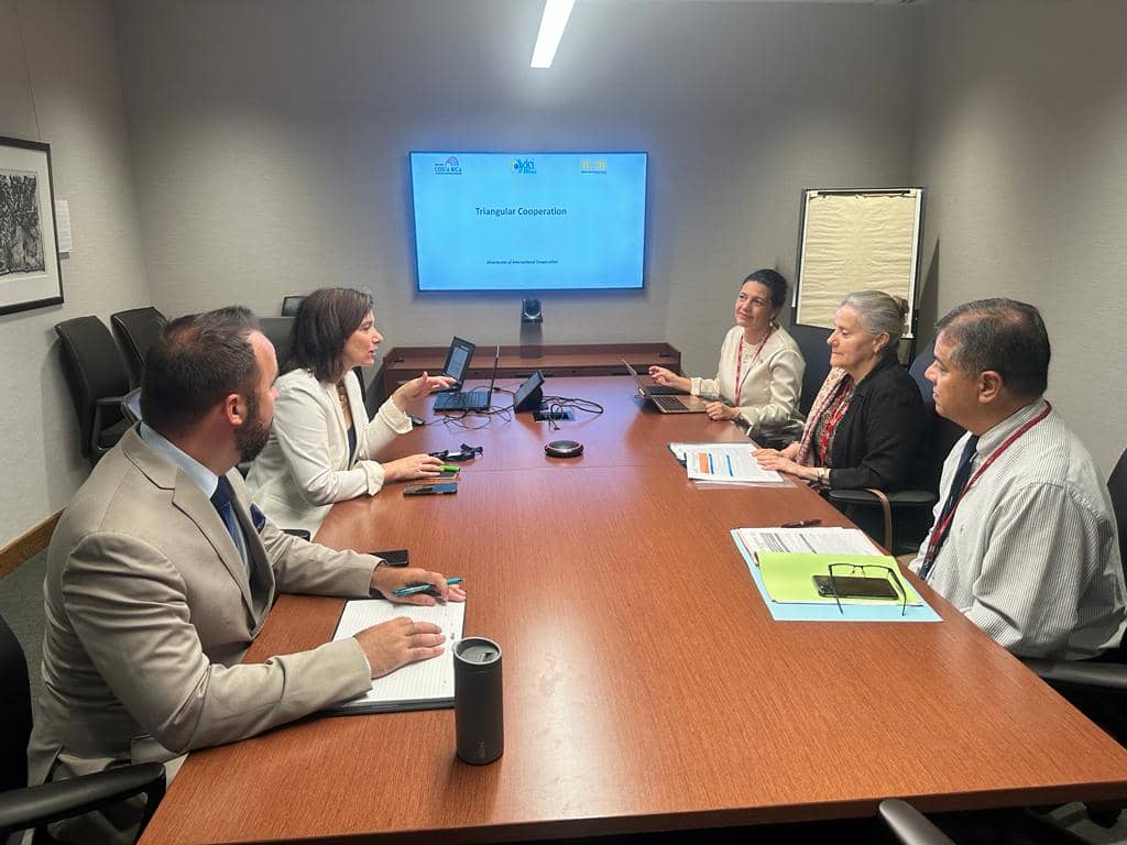 Vicecanciller busca fomentar la cooperación entre pueblos indígenas de Costa Rica y Canadá