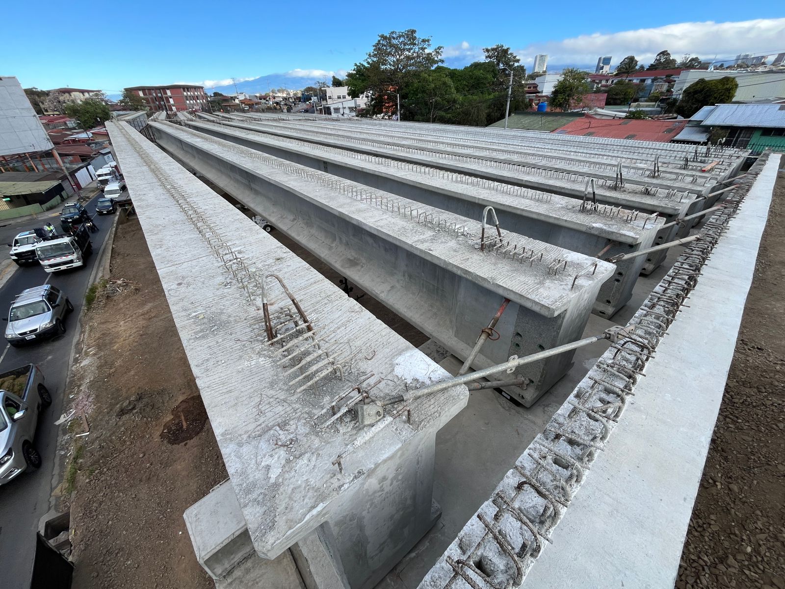 Finalizados los cierres nocturnos en Hatillo: Las 40 vigas del nuevo paso elevado ya están colocadas