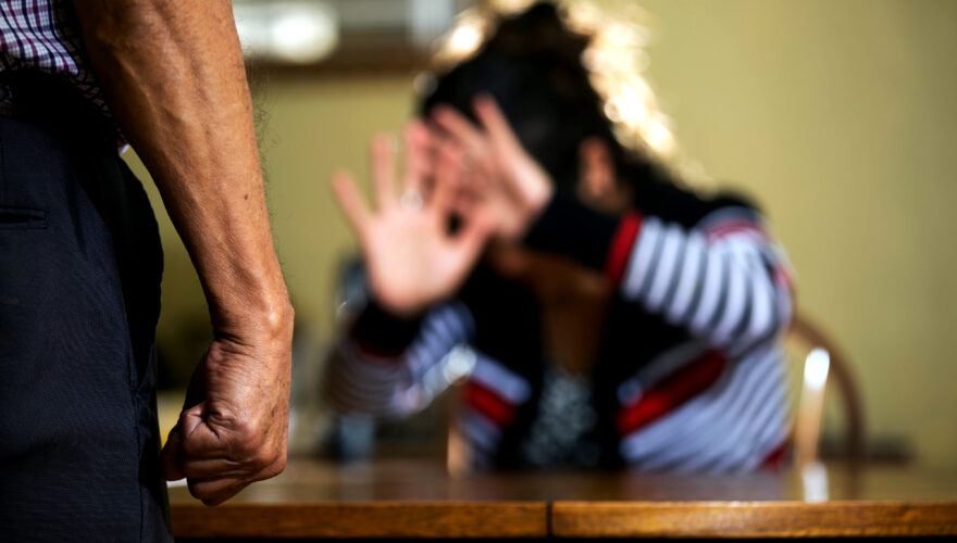 Si sufre violencia doméstica llame al 911