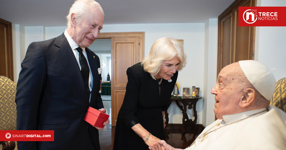 El papa realiza una visita sorpresa a la Basílica de San Pedro, después de reunirse con Carlos III