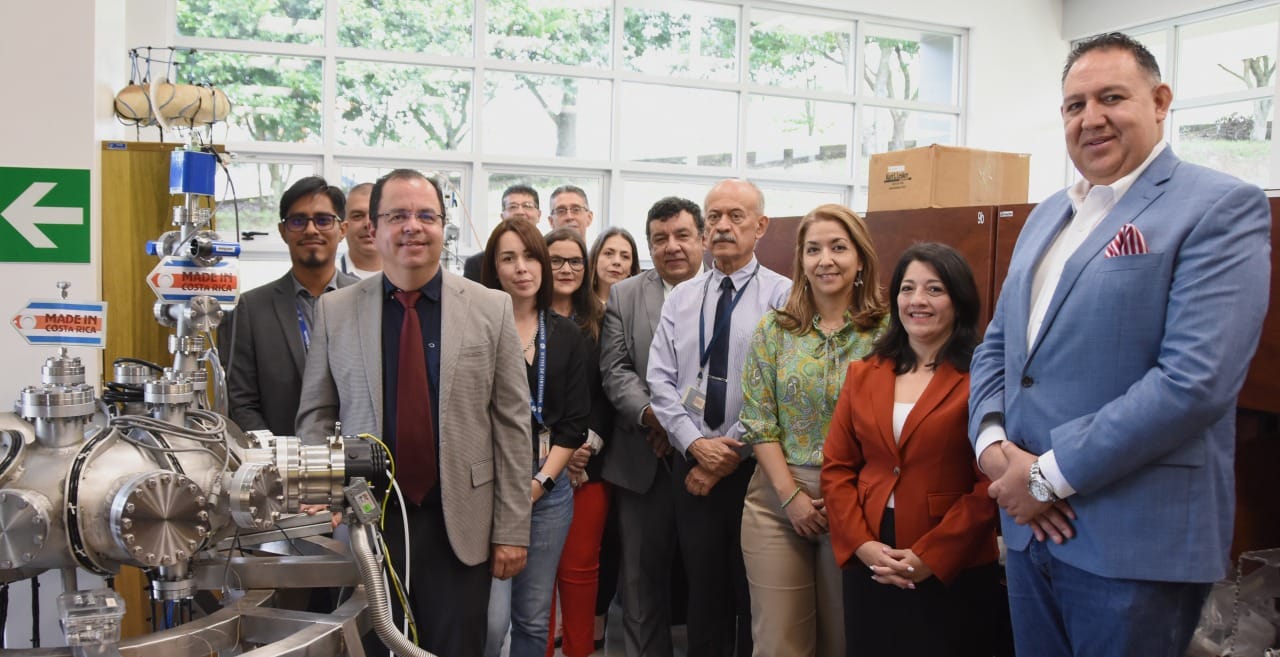 Ministra de salud y diputado del PUSC visitaron el TEC para conocer innovadores proyectos