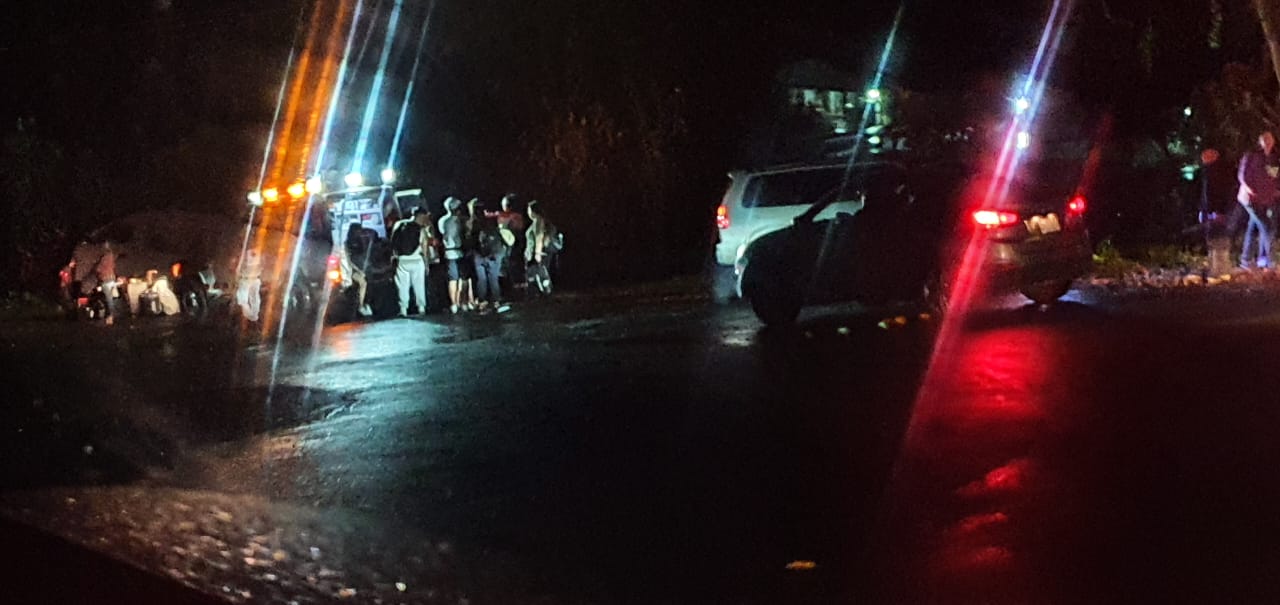 Cuatro adultos y dos niños graves tras vuelco de buseta en Sarapiquí